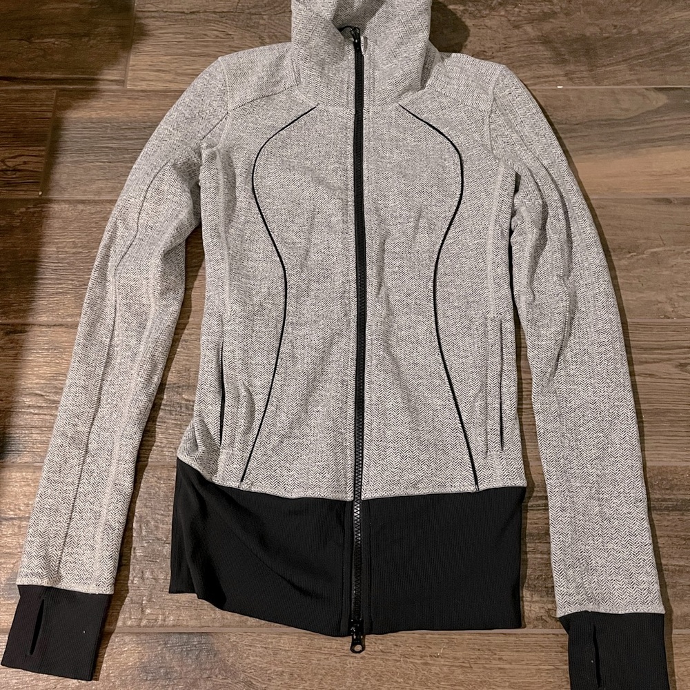 Lululemon jacket, size 2, great condition